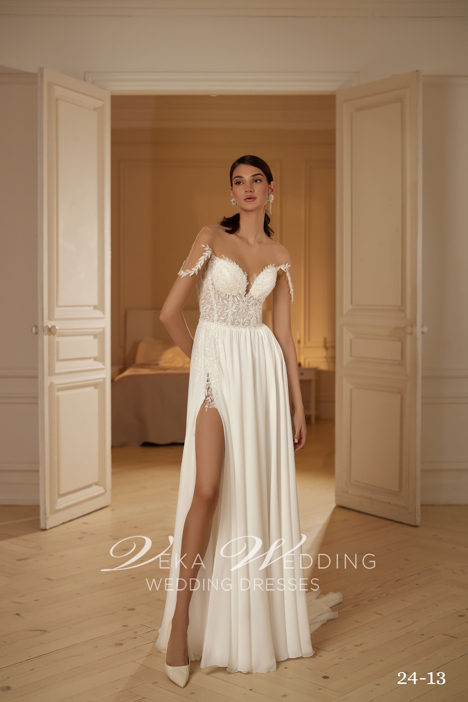 Rochie de mireasă Vienna — siluetă fluidă în linie A cu umeri căzuți și șliț adânc