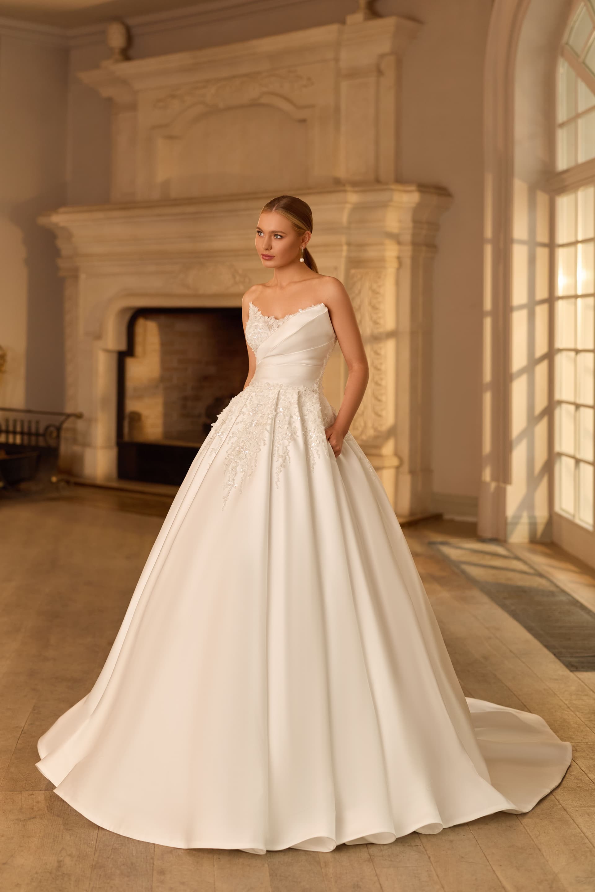 Brautkleid RITA — Satin-Ballkleid mit asymmetrischer Drapierung Gesamtansicht von vorne