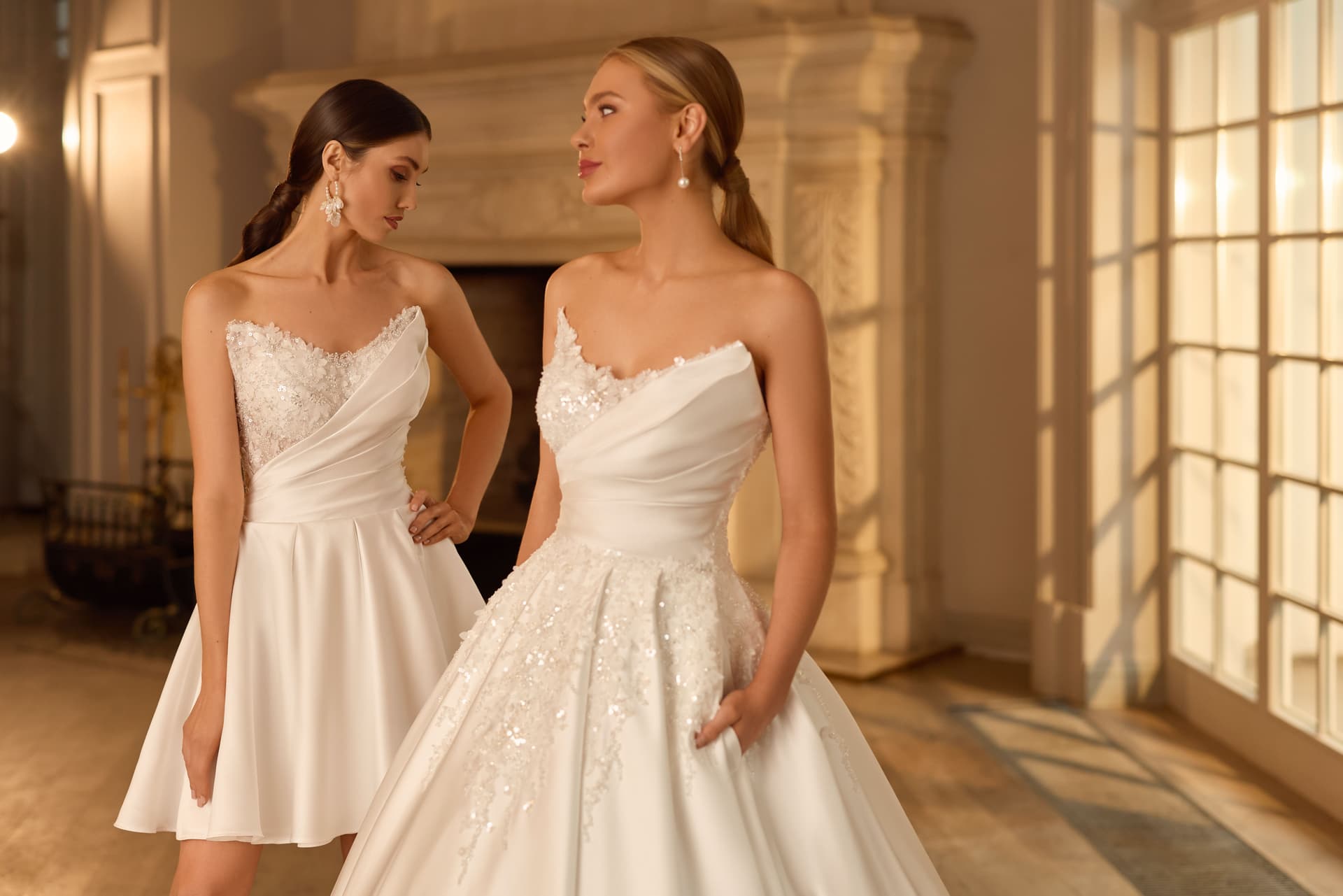 Asymmetrisch drapierte Korsage und 3D-Blütenapplikationen des Brautkleids RITA im Detail
